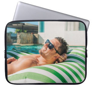 Funda Para Portátil Hombre usando gafas de sol negras