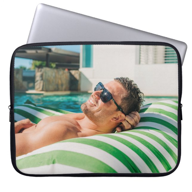 Funda Para Portátil Hombre usando gafas de sol negras (Frente)