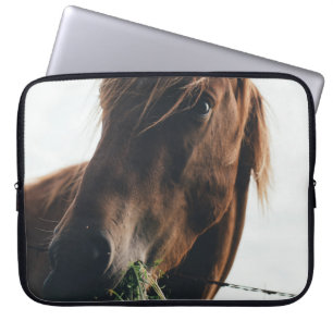 FUNDA PARA PORTÁTIL HORSE CHEWING GRASS