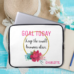 Funda Para Portátil Humanos pequeños con flores divertidos y modernos<br><div class="desc">Este moderno y divertido funda cuenta con flores elegantes y un falso marco purpurina de oro,  con la frase humorística "Goal Today: Keep the Small Humans Alive". Personaliza fácilmente con tu nombre. ¡Hace un gran regalo para los padres o profesores!</div>