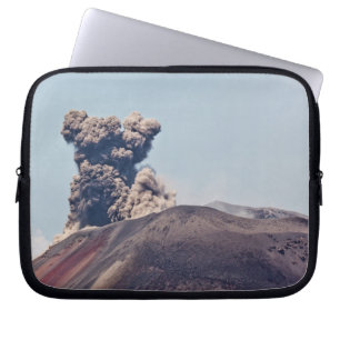 Funda Para Portátil Humo escapando del volcán activo Anak Krakatau