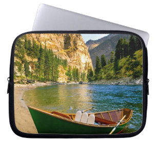 Funda Para Portátil IDAHO, barco de pesca en una playa arenosa en