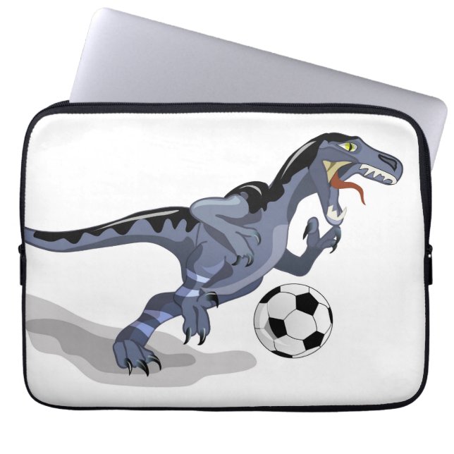 Funda Para Portátil Ilustracion De Un Dinosaurio Raptor Jugando Fútbol (Frente)