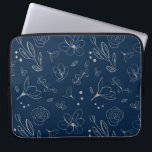 Funda Para Portátil Ilustracion floral azul de la Marina moderna<br><div class="desc">Presentamos nuestro Funda para portátiles de Ilustracion Floral Azul de la Marina Moderna, una fusión de estilo y funcionalidad para el entusiasta de la tecnología avanzada. El elegante exterior azul marino, unido a un intrincado diseño floral, le aporta un toque de sofisticación a su juego de protección para portátiles. Vea...</div>