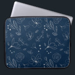 Funda Para Portátil Ilustracion floral azul de la Marina moderna<br><div class="desc">Presentamos nuestro Funda para portátiles de Ilustracion Floral Azul de la Marina Moderna, una fusión de estilo y funcionalidad para el entusiasta de la tecnología avanzada. El elegante exterior azul marino, unido a un intrincado diseño floral, le aporta un toque de sofisticación a su juego de protección para portátiles. Vea...</div>
