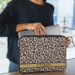 Funda Para Portátil Impresión animal moderna<br><div class="desc">El manga de diseño moderno para la impresión en animales combina un diseño elegante con una elegancia personalizada. Con un fondo de impresión animal cortado con espacio rectangular para propósitos de personalización, este funda se acentúa con una brisa de lujo pero salvaje y espacio para su nombre, lo que lo...</div>