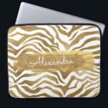 Funda Para Portátil Impresión de animales de cebra dorada y blanca con<br><div class="desc">Impresión de animales de cebra dorada y blanca con Funda de nombres de monograma Purpurina dorado. Este funda se puede personalizar para incluir su nombre de pila.</div>