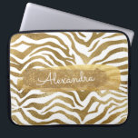Funda Para Portátil Impresión de animales de cebra dorada y blanca con<br><div class="desc">Impresión de animales de cebra dorada y blanca con Funda de nombres de monograma Purpurina dorado. Este funda se puede personalizar para incluir su nombre de pila.</div>