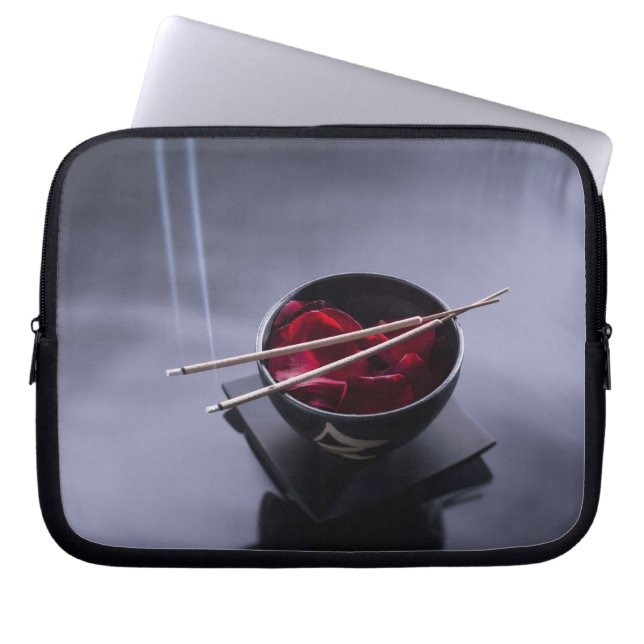 Funda Para Portátil Incienso ardiente encima del cuenco de pétalos (Frente)