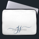 Funda Para Portátil Iniciales de monograma con guión azul de la marina<br><div class="desc">Una moda moderna y elegante secuencia de comandos azul marino monograma sobre blanco,  con un dramático guión inicial con swashes y su nombre completo en un moderno tipo serif.</div>