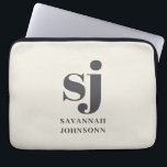 Funda Para Portátil Iniciales monograma en crema<br><div class="desc">Nombre personalizado simple en crema</div>