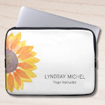 Funda Para Portátil Instructor de Yoga Girasol personalizado<br><div class="desc">Esta manga de flora portátil está decorada con un girasol amarillo acuarela. Personalizable fácil. Acuarela original © Michele Davies.</div>