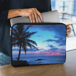 Funda Para Portátil Isla Tropical Beach Ocean Pink Blue Sunset Foto<br><div class="desc">Fotografía elegante y elegante de azul claro y oscuro, turquesa, violeta, violeta, violeta amatista, rosa pastel y puesta de sol en una exótica playa de isla hawaiana con palmeras. Una escena tropical bonito para los amantes de Hawái, las playas del Caribe, el océano, el mar, la belleza de los trópicos,...</div>