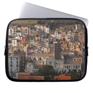 Funda Para Portátil Italia, Cerdeña, Bosa. Vista de la ciudad con Cast