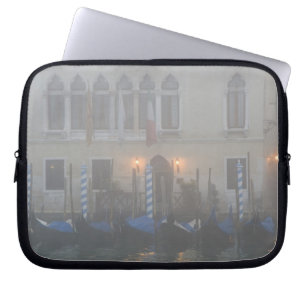 Funda Para Portátil Italia, Venecia. Una fila de góndolas vistas a tra