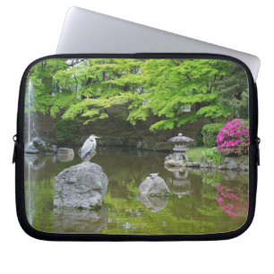 Funda Para Portátil Japón, Kyoto. Garza entre hojas verdes frescas