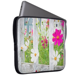 Funda Para Portátil Jardín Cosmos con cerca