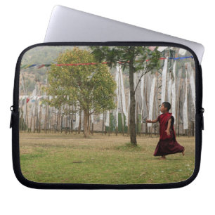 Funda Para Portátil Joven monje y banderas de oración