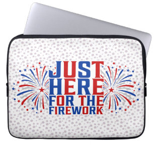Funda Para Portátil Justo Aquí Para Los Fuegos Artificiales Divertidos