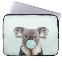 Koala luciendo un chicle azul
