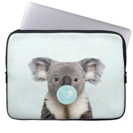 Funda Para Portátil Koala luciendo un chicle azul