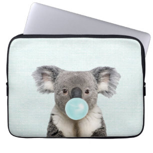 Funda Para Portátil Koala luciendo un chicle azul