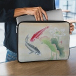 Funda Para Portátil Koi Fish con Lotus<br><div class="desc">Koi Fish with Lotus es un pincel de estilo tradicional chino "Gongbi". Acuarela y tinta sobre papel de arroz. En la cultura tradicional china, el pescado es el símbolo de la fertilidad y la riqueza. Las imágenes de los peces también suelen darse como regalo de boda ya que los peces...</div>