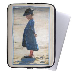 Funda Para Portátil Kroyer - Niña pequeña de pie en la playa Skagen