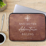 Funda Para Portátil La aventura comienza con el cuero marrón personali<br><div class="desc">Elegante manga personalizada de portátil de cuero marrón con temática de Adventure. El diseño presenta un sofisticado fondo de impresión de cuero marrón con brújula blanca y una cita motivacional,  "Y así comienza la aventura". Personaliza tu nombre para hacerlo único tuyo.</div>