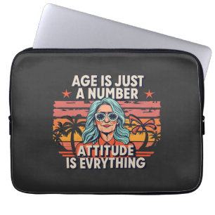 Funda Para Portátil La Edad Es Sólo Un Número, Una Mujer Anciana Retro