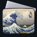 Funda Para Portátil La gran ola de Kanagawa<br><div class="desc">La Gran Ola de Kanagawa (神 奈 川 沖 浪 裏 Kanagawa-oki nami ura, "Under a wave off Kanagawa"), también conocida como La Gran Ola o simplemente La Ola, es una huella de madera del artista japonés ukiyo-e Hokusai. Fue publicado en algún momento entre 1829 y 1833 a fines del...</div>