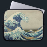 Funda Para Portátil La gran ola de Kanagawa<br><div class="desc">La Gran Ola de Kanagawa, también conocida como La Gran Ola o simplemente La Ola, es una huella de madera del artista japonés Katsushika Hokusai. Ejemplo de arte ukiyo-e, fue publicado en algún momento entre 1830 y 1833 como el primero en la serie de Hokusai Treinta y seis Vistas del...</div>