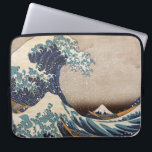 Funda Para Portátil La gran onda de Kanagawa<br><div class="desc">La gran onda de Kanagawa es una impresión del woodblock del artista japonés Hokusai. Fue publicada alguna vez entre 1830 y 1833 a finales del período de Edo como la primera impresión en la serie de Hokusai treinta y seis vistas del monte Fuji. Representa los barcos que amenazan de una...</div>