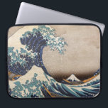 Funda Para Portátil La gran onda de Kanagawa<br><div class="desc">La gran onda de Kanagawa es una impresión del woodblock del artista japonés Hokusai. Fue publicada alguna vez entre 1830 y 1833 a finales del período de Edo como la primera impresión en la serie de Hokusai treinta y seis vistas del monte Fuji. Representa los barcos que amenazan de una...</div>