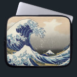 Funda Para Portátil La gran onda de Kanagawa, Hokusai<br><div class="desc">Impresión del arte de Woodblock del japonés del vintage por Hokusai. La gran onda de Kanagawa (神奈川沖浪裏, Kanagawa Oki Nami Ura, "debajo de una onda de Kanagawa"), también conocido pues el gran onda o simplemente la onda, es una impresión del woodblock del artista japonés Hokusai. Un ejemplo del arte del...</div>