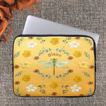 Funda Para Portátil La libélula en oro con nombre<br><div class="desc">Dragonfly en la Bolsa de Tote Gold. Este diseño es un hermoso arreglo de una libélula verde clara con flores blancas y amarillas sobre un fondo dorado. Fácil de editar con su nombre en el espacio que se proporciona. Haz un regalo especial para cualquiera que ame a las libélulas o...</div>