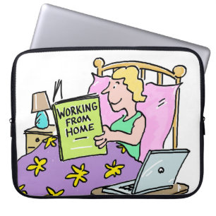 Funda Para Portátil La mujer trabaja desde casa y se queda en cama.