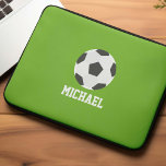 Funda Para Portátil La pelota de fútbol personalizada<br><div class="desc">Diseño de niños personalizados de la pelota de fútbol.</div>