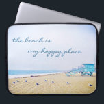 Funda Para Portátil La playa es mi lugar feliz Script California Coast<br><div class="desc">"La playa es mi lugar feliz". Relájese, respire y explore la soledad de una playa vacía de California con esta impresionante manga neoprene de neopreno, de color pastel. Esta funda portátil tiene tres tamaños: 15", 13" y 10". Hace un gran regalo para alguien especial! Usted puede personalizar fácilmente esta funda...</div>