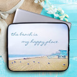 Funda Para Portátil La playa es mi lugar feliz Script California Coste<br><div class="desc">“La playa es mi lugar feliz.” Relájate, respira y explora la soledad de una playa californiana vacía con esta impresionante funda de neopreno para portátil con fotografía en colores pastel. Esta funda para portátil viene en tres tamaños: 15", 13" y 10". ¡Hace un regalo genial para alguien especial! Puedes personalizar...</div>