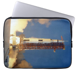 Funda Para Portátil La Tierra tiembla mientras el Saturn V ilumina el 