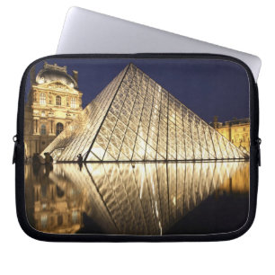 Funda Para Portátil La vista nocturna de la Pirámide de vidrio del Mus