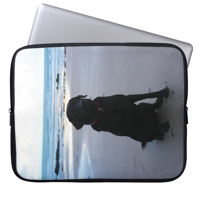 Funda Para Portátil Labrador negro en una playa (Frente)