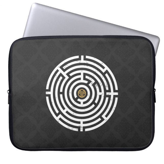 FUNDA PARA PORTÁTIL LABYRINTH TRISKELION TRIPLE ESPIRAL CELÁTICA (Frente)
