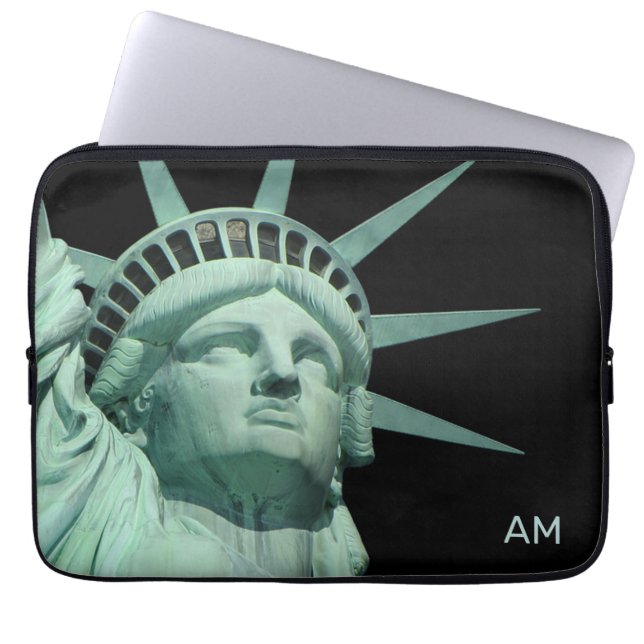 Funda Para Portátil Lady Liberty y el monograma sobre negro (Frente)