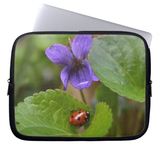 Funda Para Portátil Ladybug sobre las dulces flores violetas (Frente)