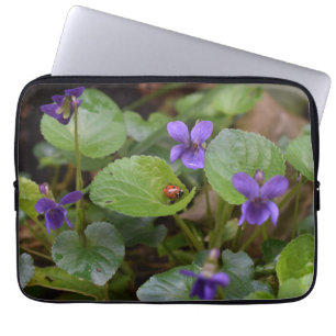 Funda Para Portátil Ladybug sobre las dulces flores violetas