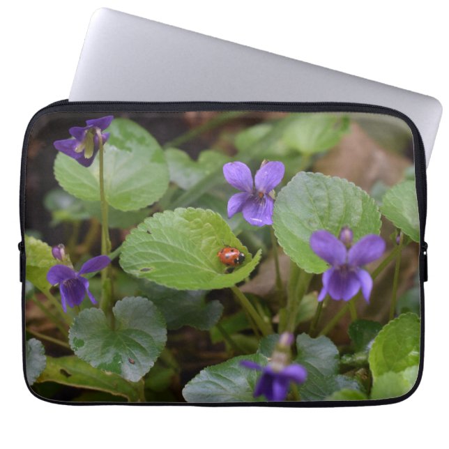 Funda Para Portátil Ladybug sobre las dulces flores violetas (Frente)