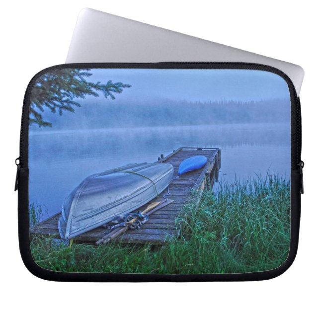 Funda Para Portátil Lago Misty, Dock, Escenario Natural Boat & Kayak (Frente)