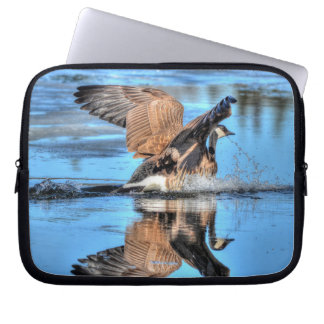 Funda Para Portátil Landing Canada Goose on Lake Wildlife Nature